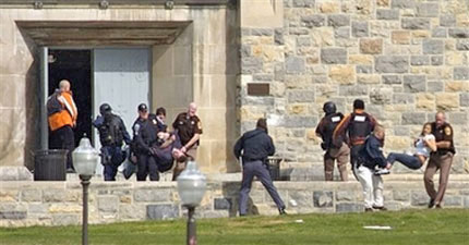 Въоръжен застреля 32 студенти в щатски университет