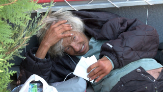 Бездомница в тежко състояние лежи в „Младост”, 112 не чува