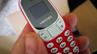 50 мини мобилни телефона задържаха митничари на Аерогара София съобщиха