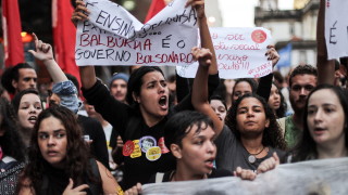 Стотици хиляди в Бразилия на протест срещу съкращаване на разходите за образование