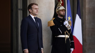 Кабинетът на Еманюел Макрон потъмни синия цвят на френските знамена