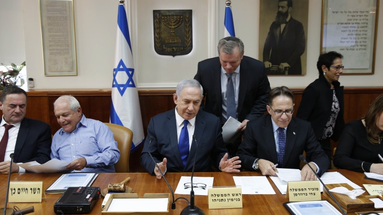 Повдигат обвинения срещу приближен на Нетаняху заради афера с подводници