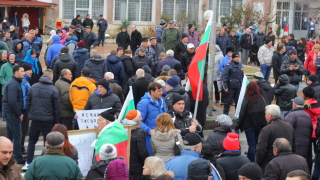 Стотици кресненци затвориха Е-79 с „хитър” протест