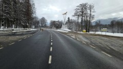 Паднала скала ограничи трафика на пътя Симитли - Банско