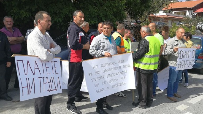 Работници блокираха пътя Смолян-Пловдив заради неизплатени заплати