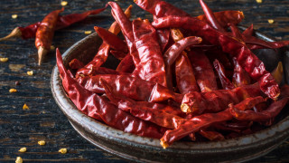 Сушените люти чушки са чудесен начин да добавим пикантност към