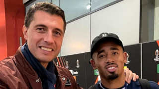 Цял футболен отбор състоящ се от легенди и настоящи звезди