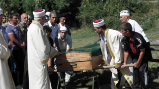 Без официални лица погребаха българската жертва на атентата