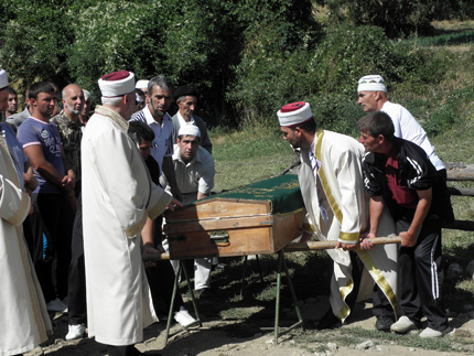 Без официални лица погребаха българската жертва на атентата