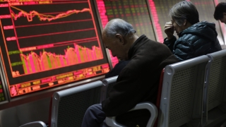 Китайският фондов пазар започна седмицата с нов срив  
