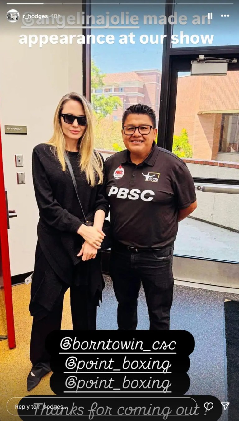 Джоли със чиновник на събитието