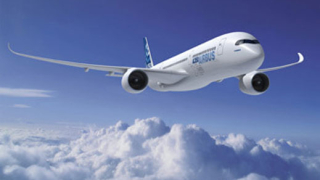 Airbus кацна аварийно в Петербург с повреден двигател