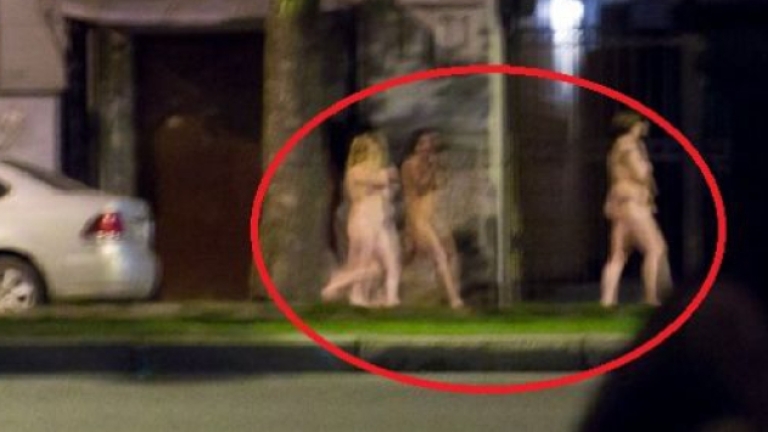Чисто голи жени и мъже се разходиха в Санкт Петербург (СНИМКИ 18+)
