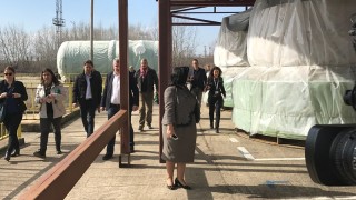 Юристи икономисти енергийни експерти и политически представители наблюдаващи проблемите с