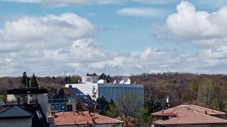 На покривите на руските посолства в половин Европа са поставени