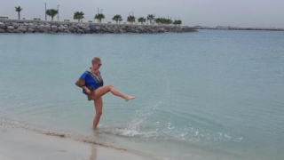 Джина Стоева щурее на плажа в Дубай (СНИМКИ)