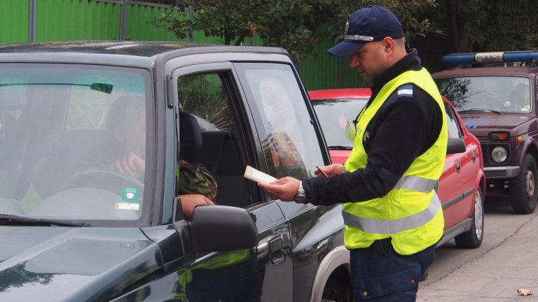 Пътна полиция ще предоставя безвъзмездно устройства hands free на нови
