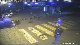 От МВР Варна издирват двама крадци отнели дамска чанта Кражбата е