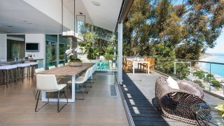 Актьорът Матю Пери продава къщата си на плажа в Малибу