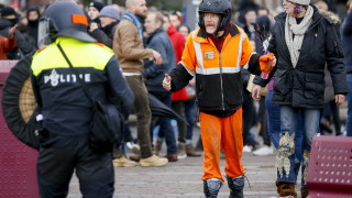 Холандската полиция след протеста в неделя Стигнало се е до