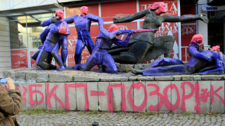Асен Генов осъди България в Страсбург за боядисания паметник пред БСП