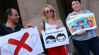 Пореден протест срещу изискването учениците да носят маски в училище