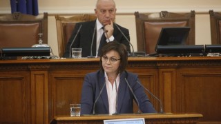 Нинова зове: Свиквайте да носите легени, има климатични промени