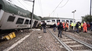 Влак дерайлира край Милано, има загинали и тежко ранени