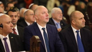 Ханука ни напомня че макар тъмнината да съпътства човечеството от