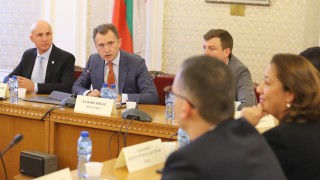 Без събран кворум само с шестима членове на