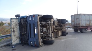 Камион с пшеница катастрофира на пътя Къпиновци Лъвино общ