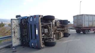 Камион с пшеница катастрофира на пътя Къпиновци Лъвино общ