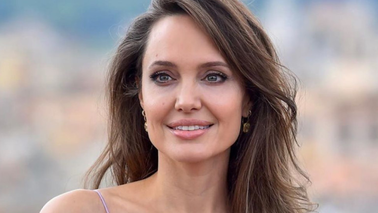 Анджелина Джоли се появи в неочакван цвят от обичайното й