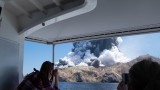  Поне пет жертви на изригналия вулкан в Нова Зеландия, чакат още починали 