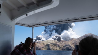 Поне пет жертви на изригналия вулкан в Нова Зеландия, очакват още загинали