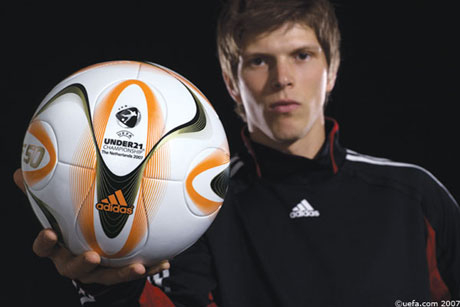 Младежите излизат на сцената