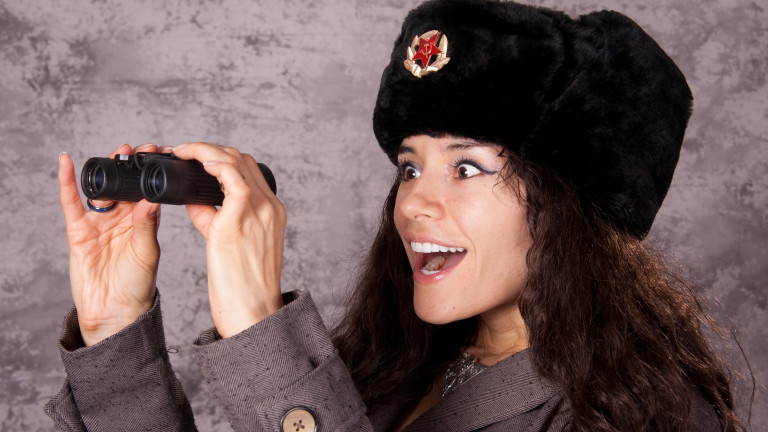 Руският регулаторен орган по комуникациите изисква от Tinder да предоставя