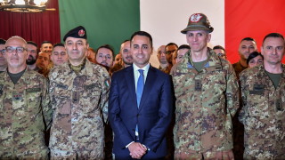 Външният министър на Италия зове италианците да протестират срещу правителството му