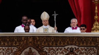 Десетки хиляди поклонници и световни лидери приветстваха новоизбрания папа Лъв