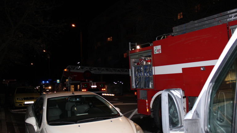 Възрастна жена загина при пожар, лумнал в 15-етажна сграда в