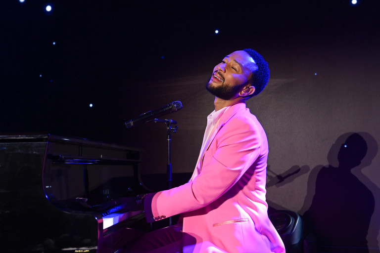 Дава всичко от себе си на сцената