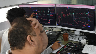 Паническо бягство: Инвеститори разпродадоха индийски акции за $12 милиарда