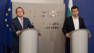 България не вдига ветото над РСМ, потвърди Петков публично и пред Вархеи