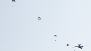 Чуждестранен парашутист загина при учение на НАТО край Пловдив съобщава