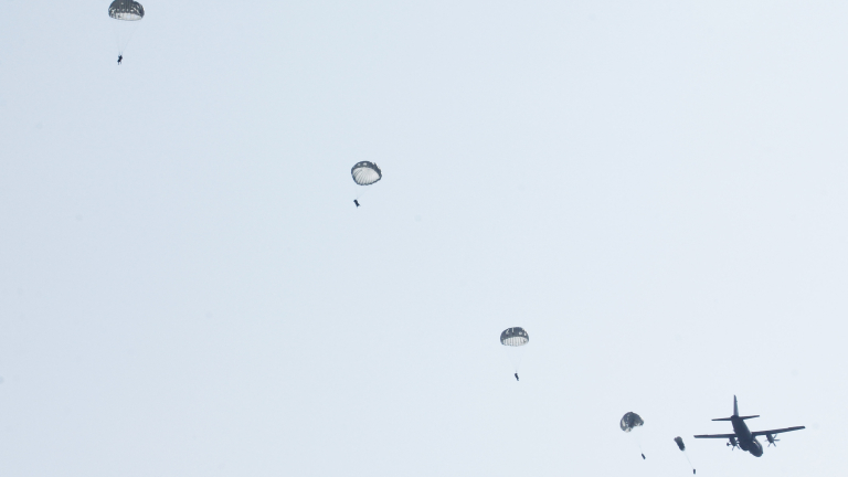 Чуждестранен парашутист загина при учение на НАТО край Пловдив, съобщава