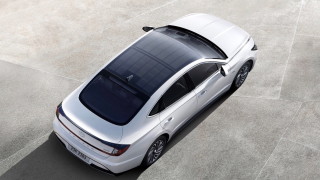 Hyundai пуска кола с покрив от слънчеви панели
