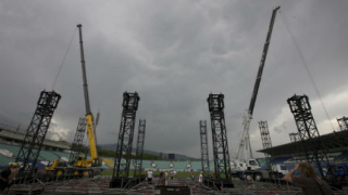 48 тира разтовариха на Националния стадион оборудването на Bon Jovi