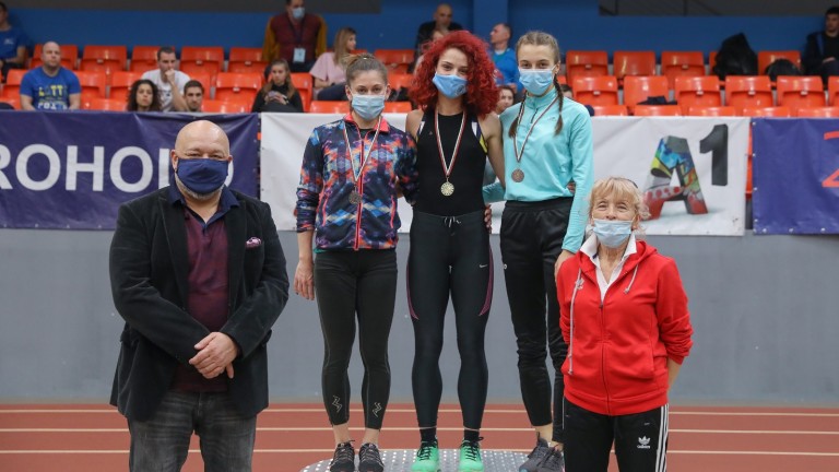 Министър Кралев награди част от шампионите в държавното първенство по лека атлетика в зала
