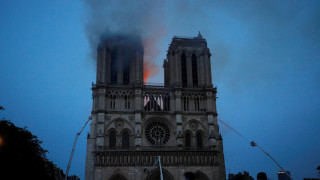 Пламъците са достигнали и една от знаковите предни правоъгълни кули