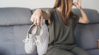 Лесен трик за предотвратяване на миризливи обувки